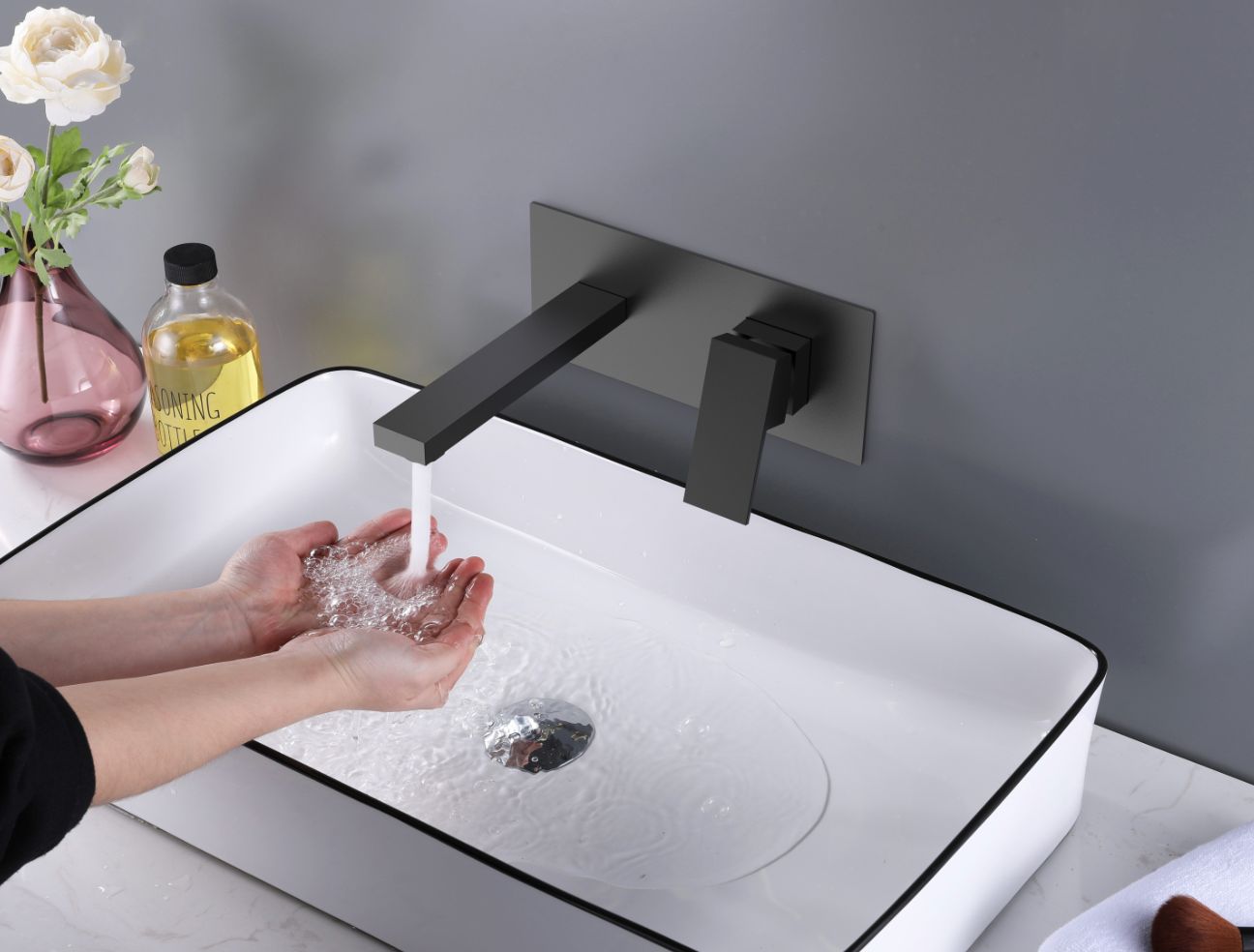 Robinet de salle de bains carré à montage mural Chrome/Noir